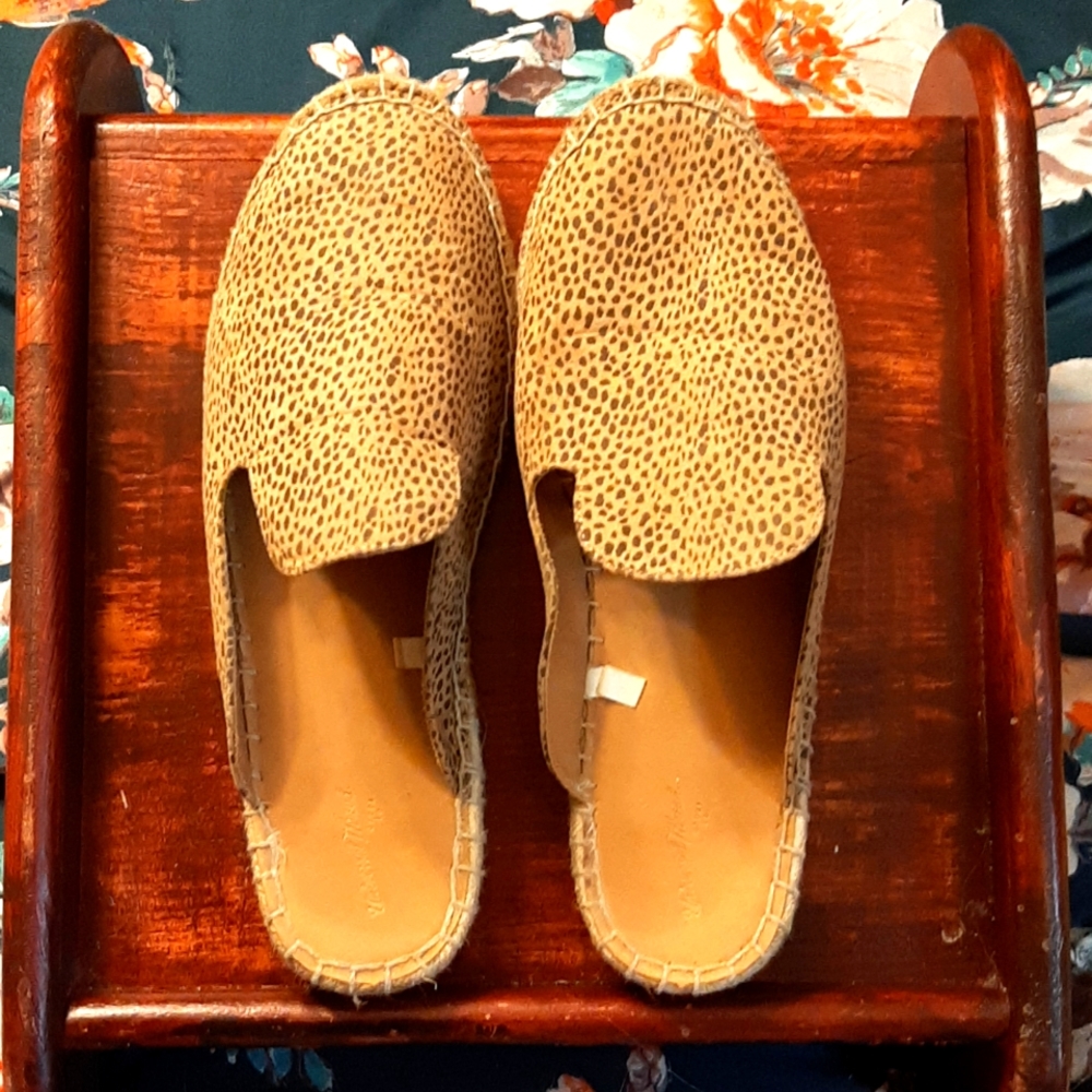 Universal Thread cheetah print slip-ons sz 11